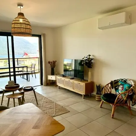 Equipe Et Vue Sur La Propriano (Corsica)