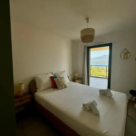 Equipe Et Vue Sur La Propriano (Corsica)